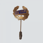 Kuvassa kultainen ansiomerkki